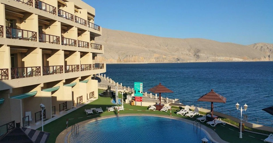 Atana Khasab Hotel: A Scenic Cliffside Retreat in Oman’s Musandam Peninsula